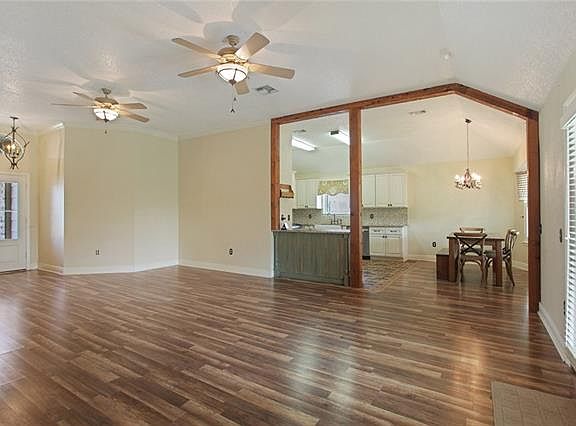 4th image of 2284 Country Club Dr