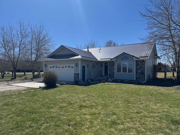 82 Stillwater Dr