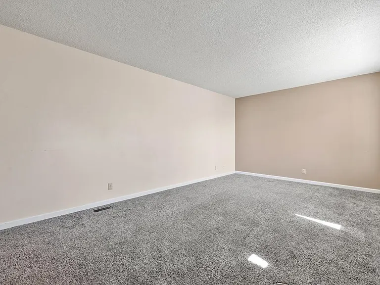 2252 Avenue C — Photo 10