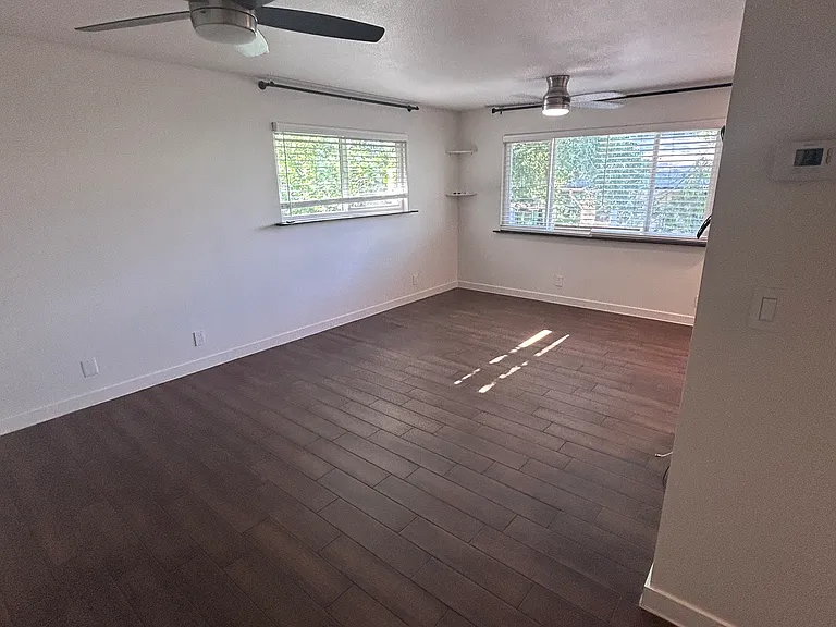 323 S Pioneer — Photo 12