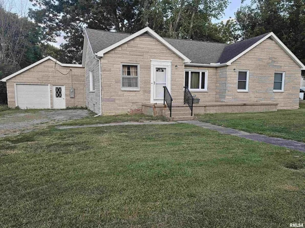 305 N Main St, Wayne City, IL 62895