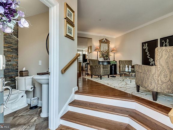 3rd image of 961 Harrison Cres