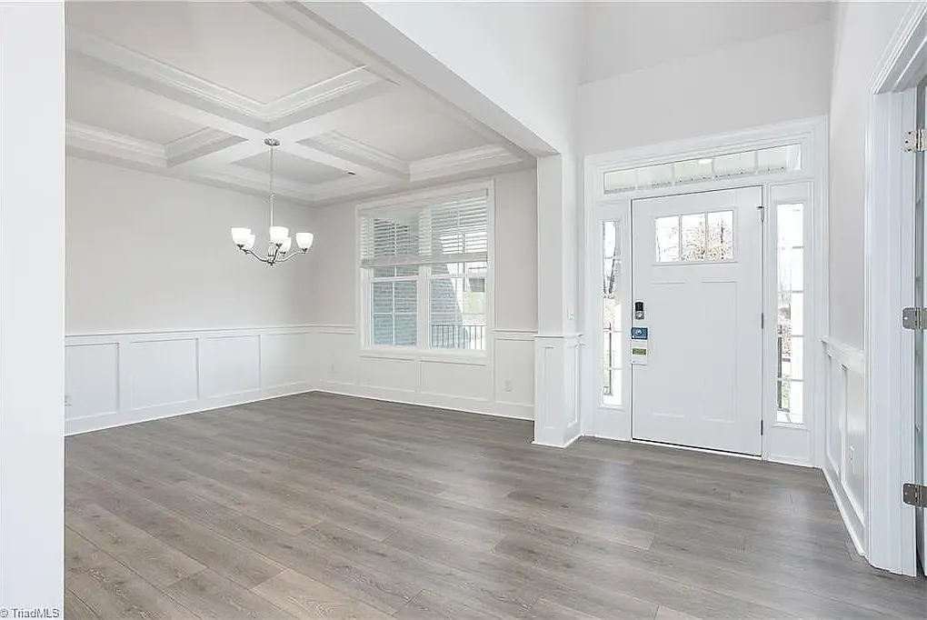 5 bed, 3563 sqft, $4,300 — Photo 2