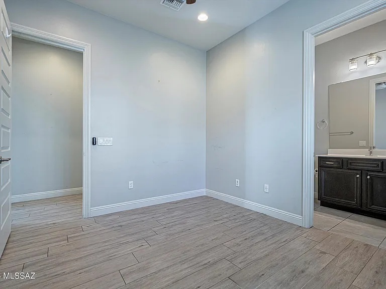 2447 N Wychwood Ct — Photo 28