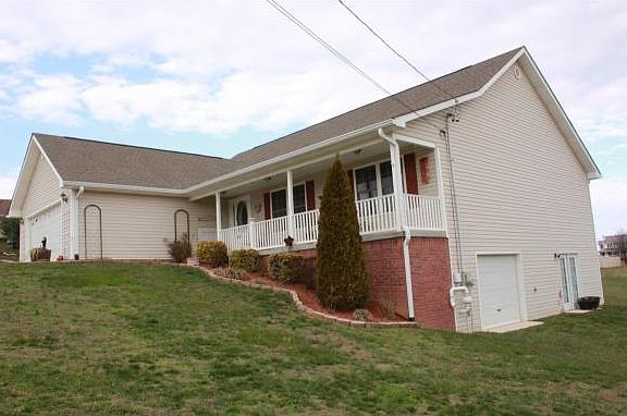 3rd image of 161 Manor Ln