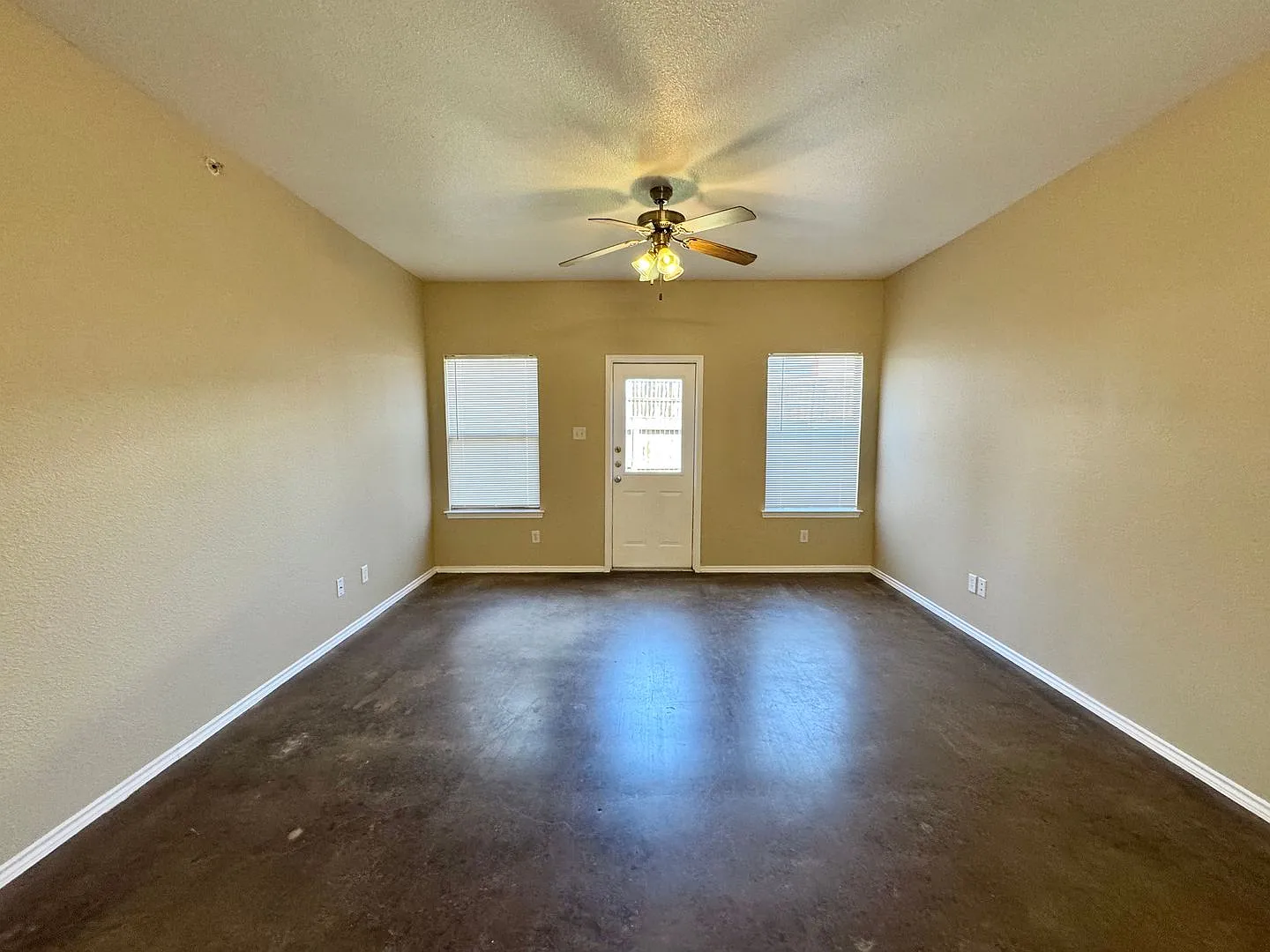 Conveniently located 3 bedroom townhome! — Photo 4