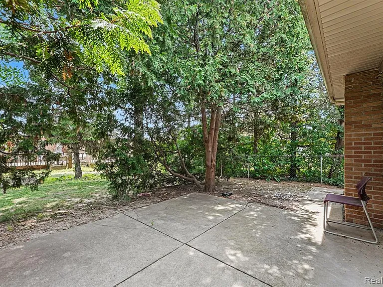 35656 Saxony Dr — Photo 31