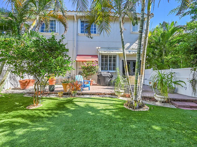 2922 Port Royale Ln S — Photo 37