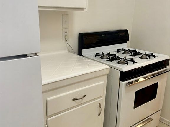 5th image of 918 S Bedford St APT 2