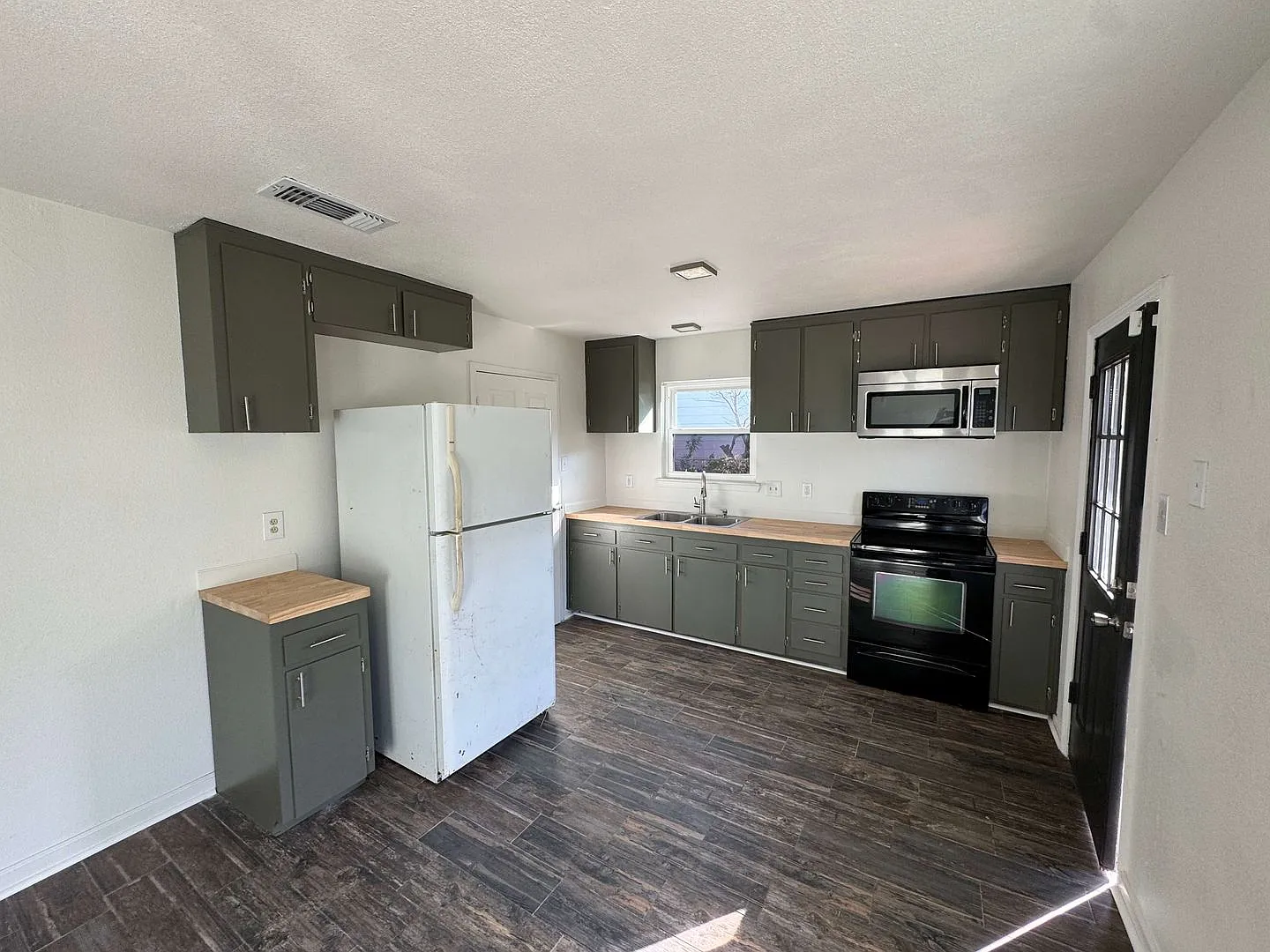 Spacious and recently remodeled 3 bedroom, 2 bathroom home located in a quiet neighborhood in Cop... — Photo 4