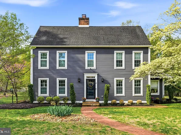 4 Cove Ct, Moorestown, NJ 08057