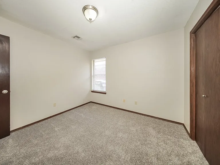 329 Ridge Bluff Dr — Photo 12