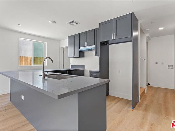 4th image of 707 W 80th St