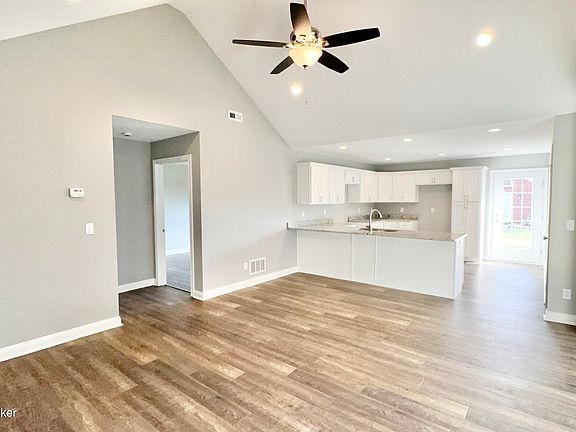 3rd image of 121B Lanai Dr