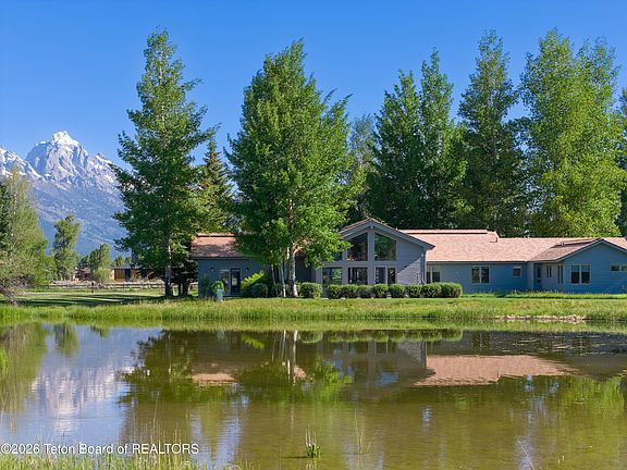 3rd image of 700 E Sagebrush Dr