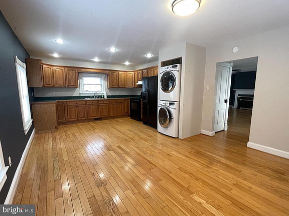 5th image of 33 Crookhorn Rd