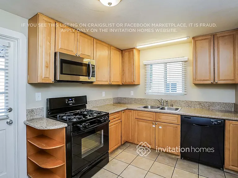 10018 Silverton Ave — Photo 8