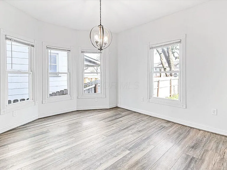 866 E Starr Ave — Photo 12