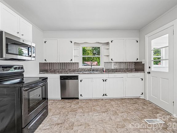 2nd image of 808 Lowery St