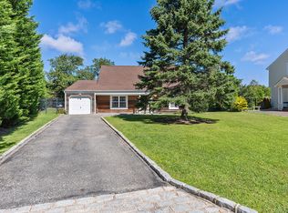 11 Juniper Ln, Southampton, NY 11968