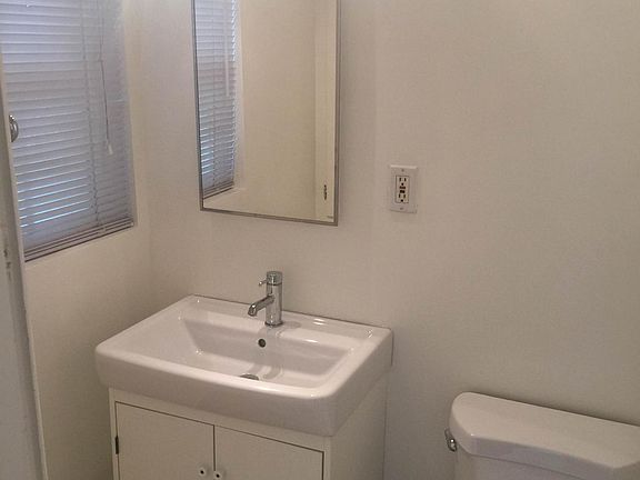 3rd image of 1001 N Heliotrope Dr