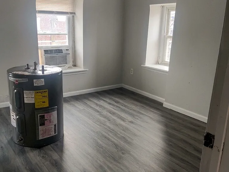 514 W Queen Ln — Photo 5
