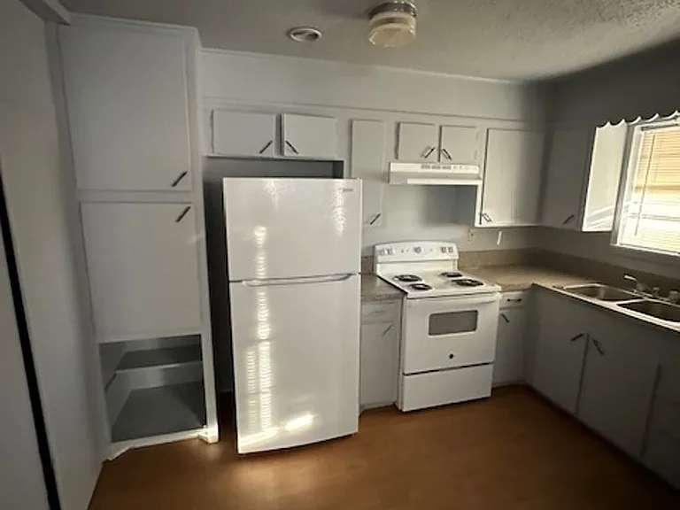 332 Waters St — Photo 2