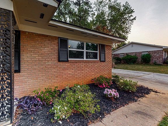 4th image of 4033 Sweetbriar Dr