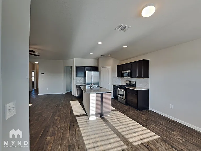 10808 Seguin St — Photo 3
