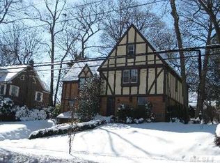 115 Manhasset Woods Rd, Manhasset, NY 11030