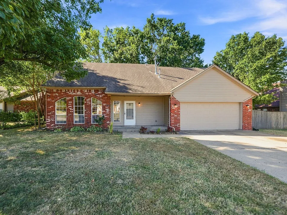 1305 W Twin Oaks St