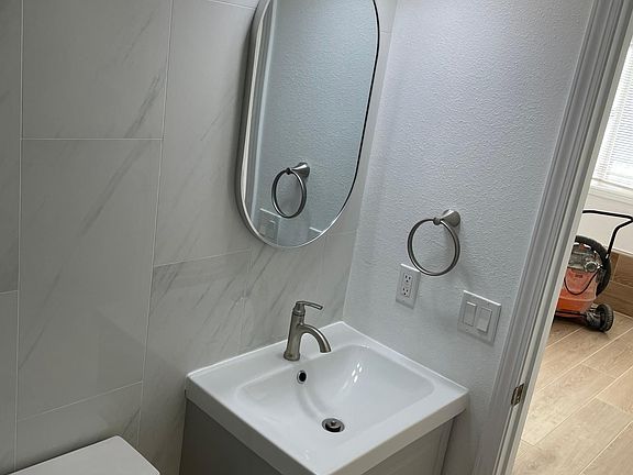 2nd image of 855 Skyline Dr Floor 1
