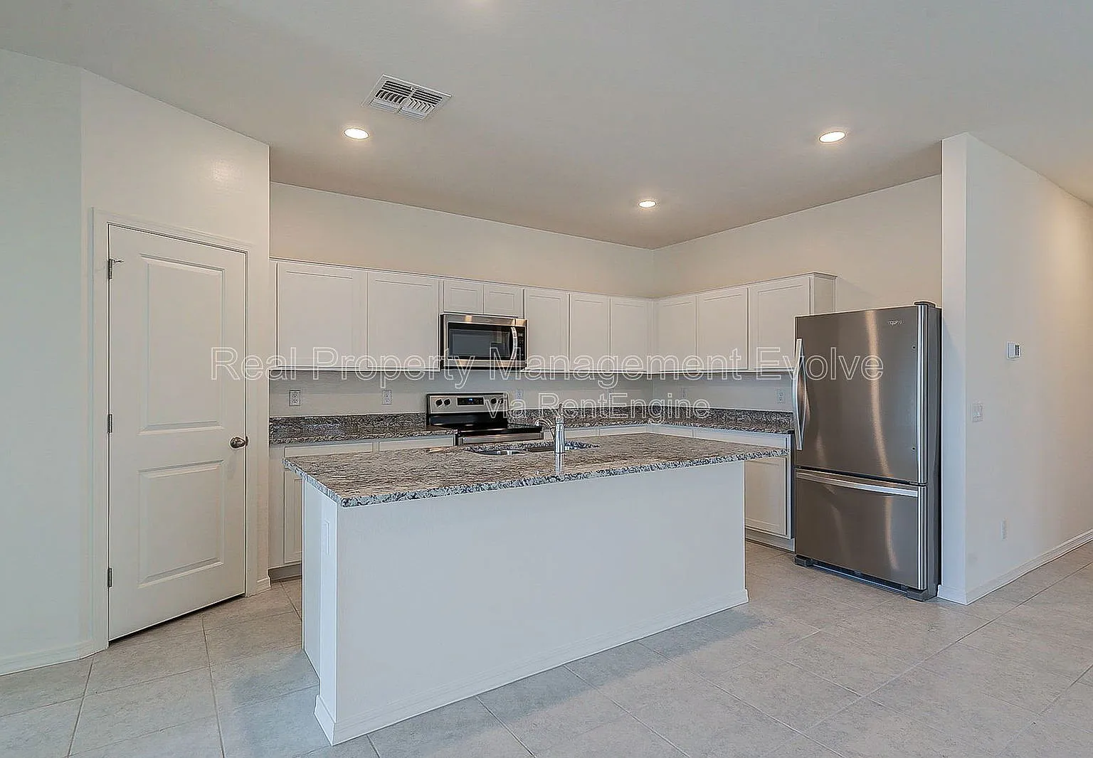 4 bed, 3.0 bath, 1912 sqft, $2,195 — Photo 2