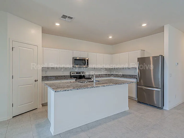 6450 W Magdalena Ln — Photo 2