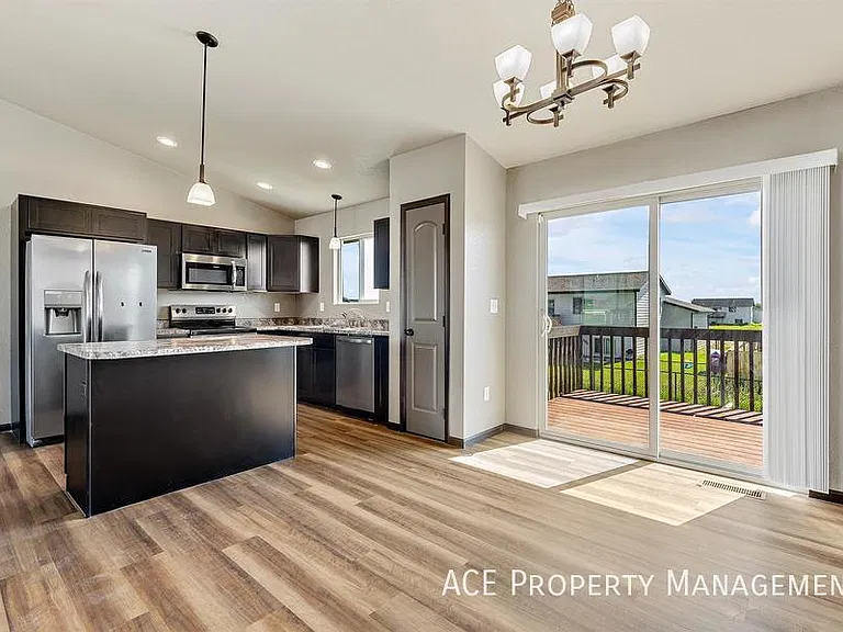 656 Boswell Blvd — Photo 1