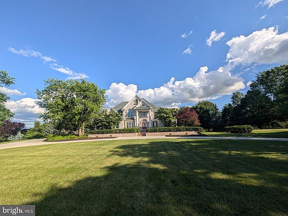 2nd image of 13 Southwatch Ln