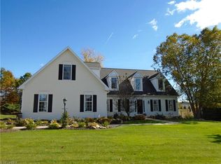 3057 Creek View Dr, Cuyahoga Falls, OH 44223
