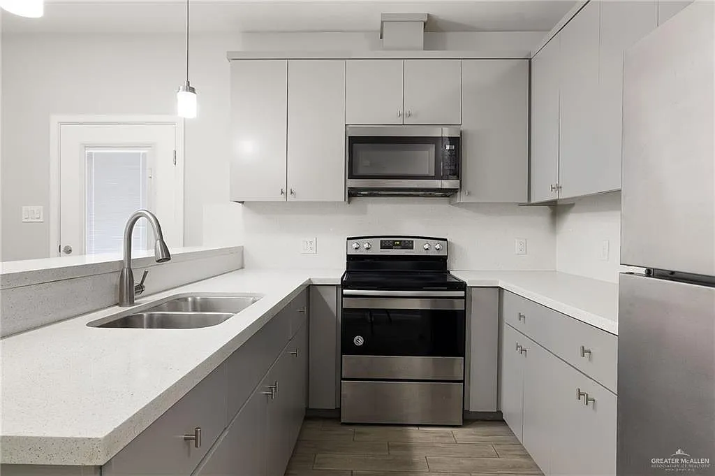 3 bed, 2.0 bath, 1039 sqft, $1,300 — Photo 3