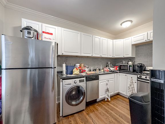 2nd image of 2129 N Dayton St APT 302