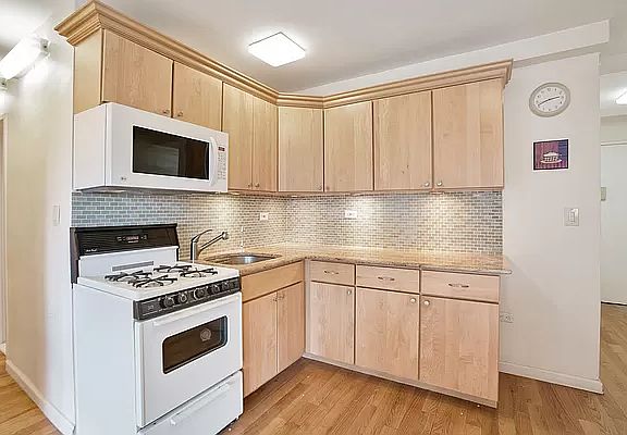 3rd image of 175 Willoughby St APT 7E
