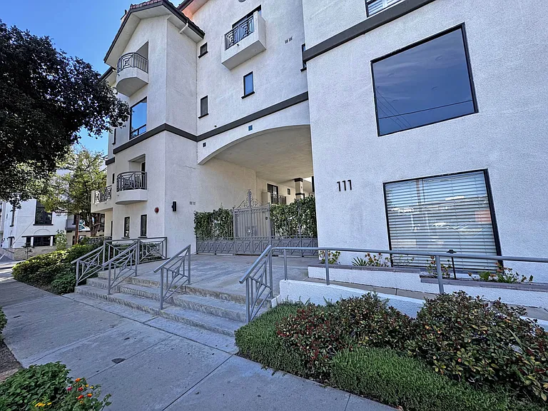 111 S Oak Knoll Ave #203 — Photo 27