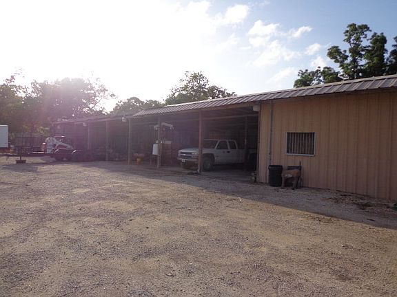 4th image of 300 Sheri Ln