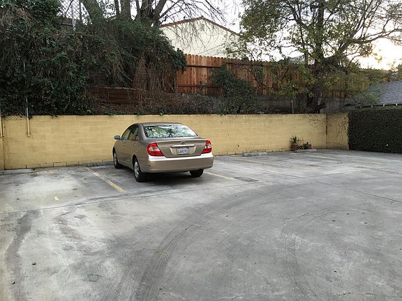 2nd image of 5048 Rosewood Ave APT 1