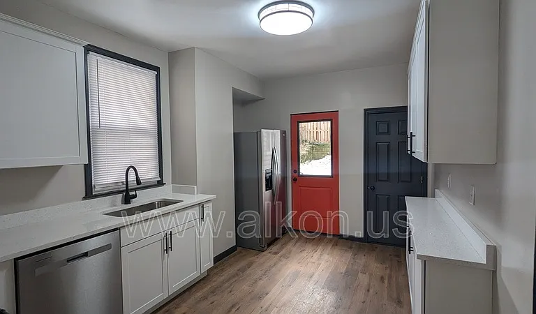 916 Deely St — Photo 4