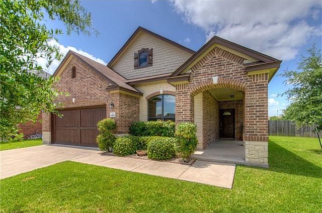 Gorgeous 4-side brick home in beautiful Lakes of Northtown on cul-d-sac