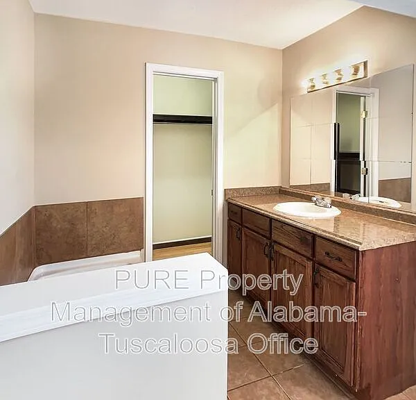 322 20th St E — Photo 9