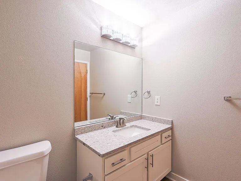 920 Broadway Blvd — Photo 11