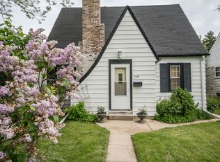 3702 S 34th St, Greenfield, WI 53221