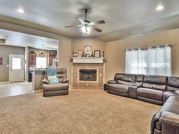 4th image of 1209 Iowa Ct