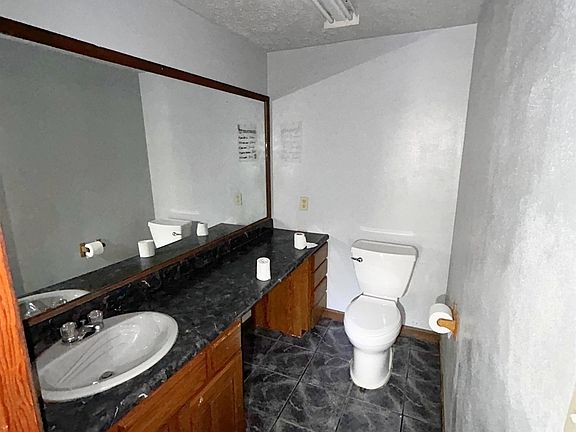 5th image of 2114 Collier Rd